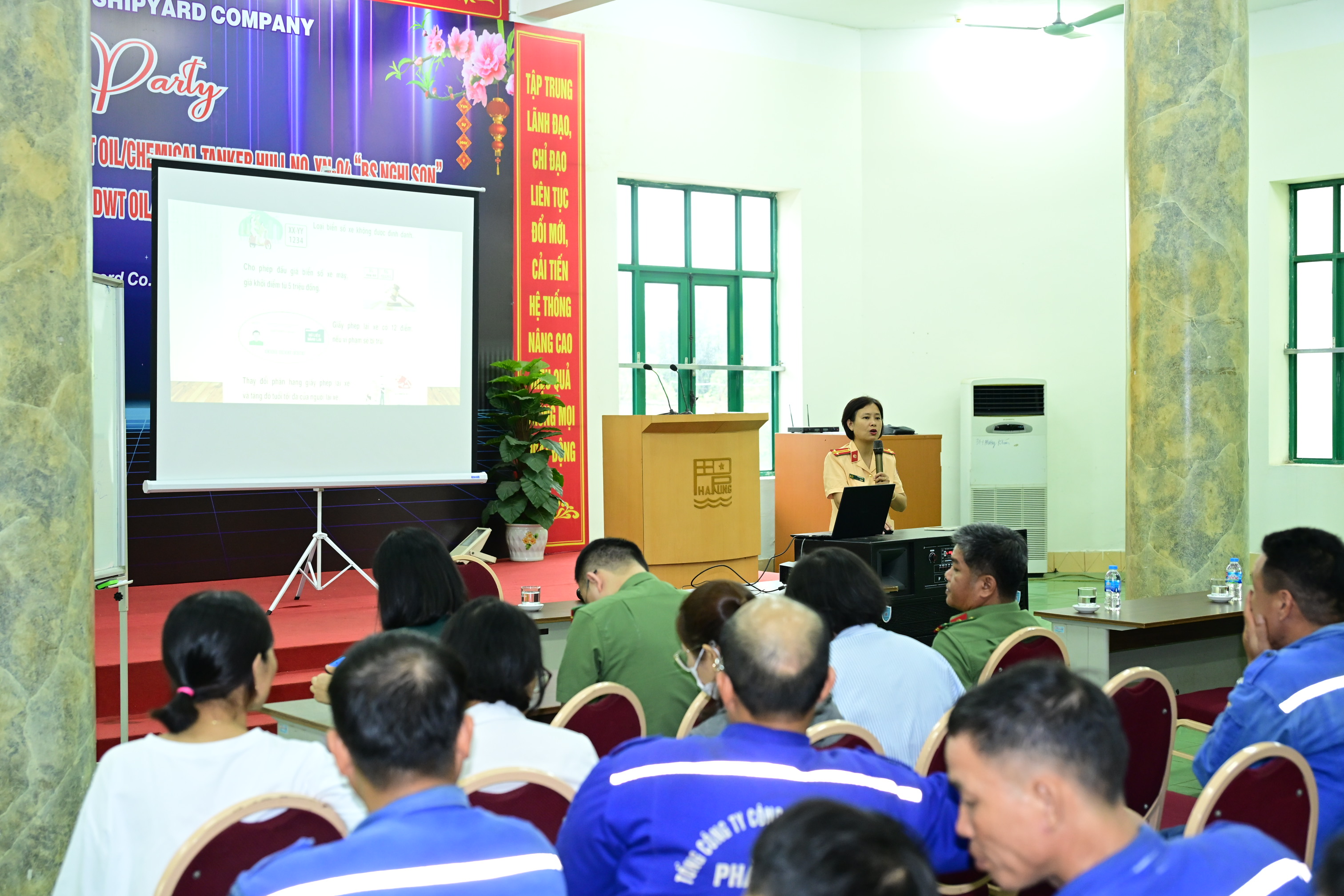 Tuyên truyền pháp luật về trật tự an toàn giao thông tại Công ty đóng tàu Phà Rừng (Hải Phòng)